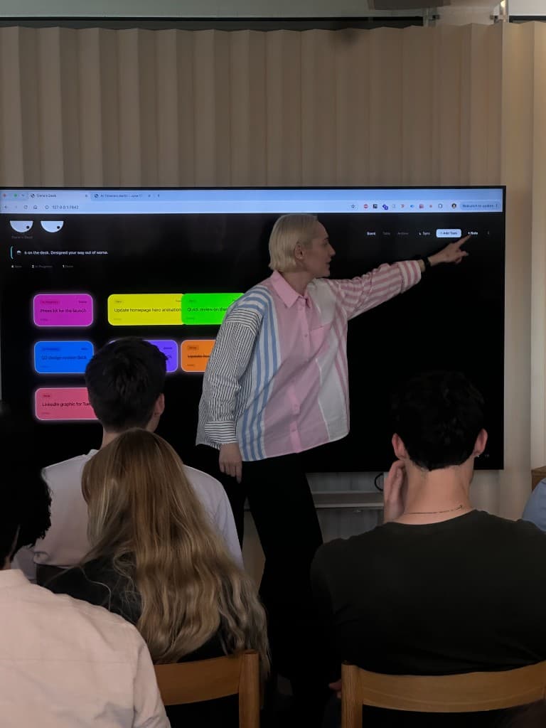Daria presenting Daria's Desk at AI Tinkerers Berlin